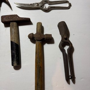 Lote de Herramientas Varias: Gato Mecánico, Tijera de Podar, Martillos, Llaves y Dados - imagen 6