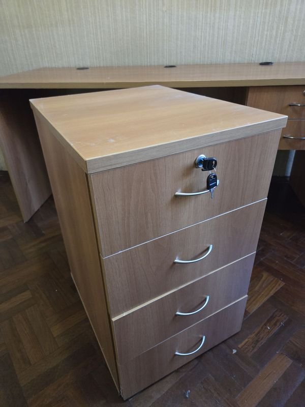 Cajonera moderna en buen estado con llaves - imagen 2