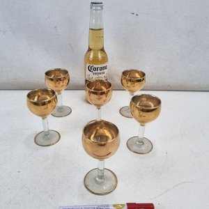 L 280 - 6 Piezas - Juego de 6 atractivas copitas de licor con base de vidrio y cáliz en tono dorado, ideales para realzar cualquier brindis o evento - imagen 2
