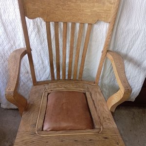 Sillón de Roble Tapizado en Cuero - Impecable Estado - imagen 2