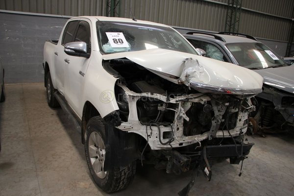 Camioneta Blanca Daewoo Duster con Daños Frontales - imagen 1