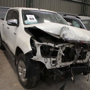 Lote siguiente: Camioneta Blanca Daewoo Duster con Daños Frontales