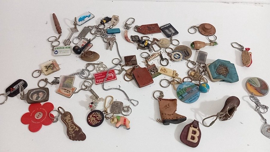 Colección de llaveros antiguos y variados - imagen 2