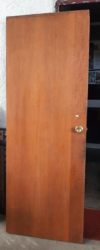 Lote anterior: Puerta interior de madera con manija de metal