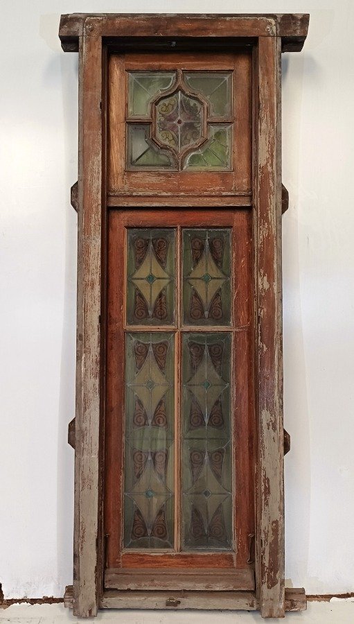 Ventana antigua con vitraux muy coloridos y cedro - imagen 9