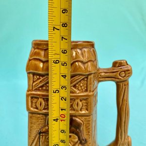 Jarra de cerveza : Diseño: forma de cabaña con gaucho y caballo. Publicidad de supermercados Maracaná , Brasil. Altura: 16.5 cm. - imagen 6
