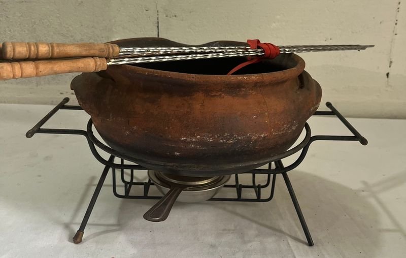 Lote siguiente: Olla Fondue Cerámica con Manija y Puntas de Metal