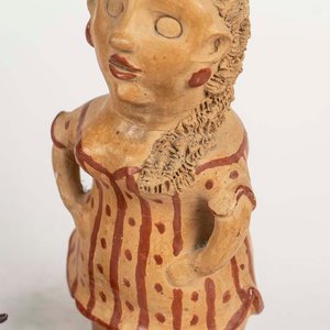 2 Adornos de Cerámica: Paraguayo con Cascadura y Figura Femenina - imagen 2