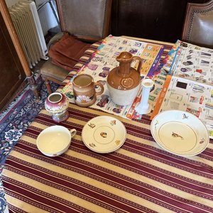 Lote de Artículos de Porcelana: Jarra, Taza, Florero, Candelero y Platos - imagen 2