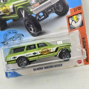 Hot Wheels '64 Nova Wagon Gasser Auto a Escala - imagen 2