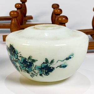 Lote de 5 Piezas: Perchero Plegable, Depósito Opalina Floral, Pantallas Alabastro y Soporte Madera - imagen 3