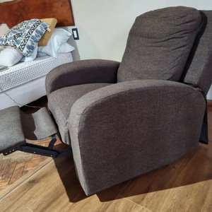 Sillón Reclinable Tapizado en Tela Parda con Apoyapiés Extensible - imagen 5