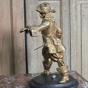 Figura de Mosquetero en Bronce con Base de Madera - 33cm - imagen 4