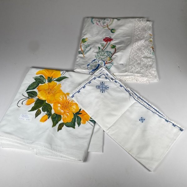 Tres Manteles Bordados y Pintados a Mano