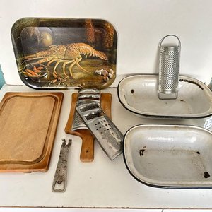 Set de Cocina: 2 Fuentes Enlozadas, 2 Tablas de Madera y 3 Rayadores - imagen 3