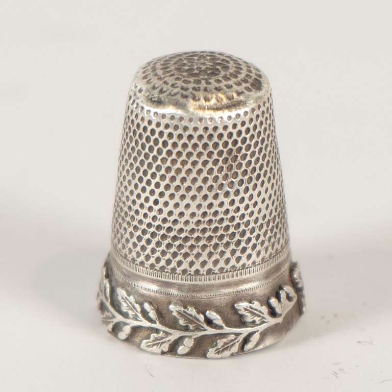 Lote anterior: Dedal de plata con diseño en hojas