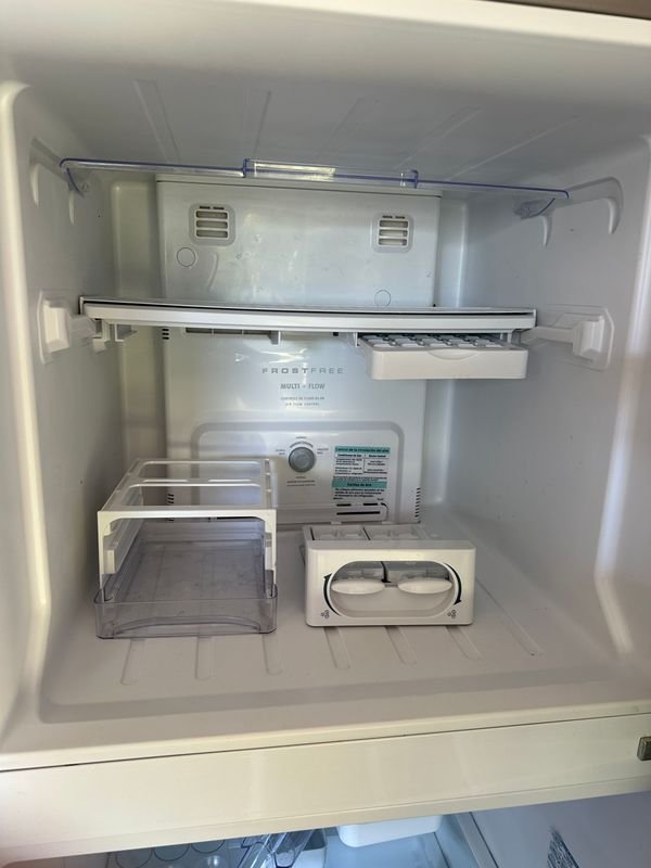 Heladera Electrolux con dispensador de agua (casi nueva) - imagen 8