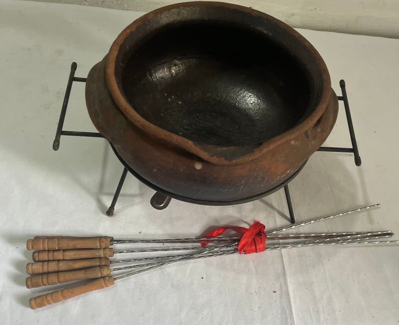 Olla Fondue Cerámica con Manija y Puntas de Metal - imagen 9