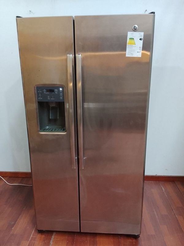 Heladera GE Doble Puerta Acero Inoxidable con Dispensador