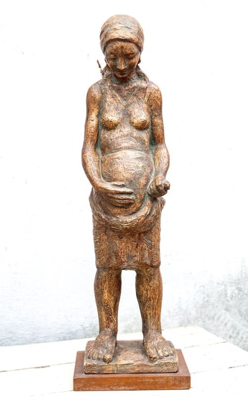 Escultura de Mujer Embarazada en Bronce