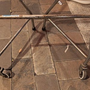 Andador Ortopédico Plegable con Chata de Plástico Blanca - imagen 4