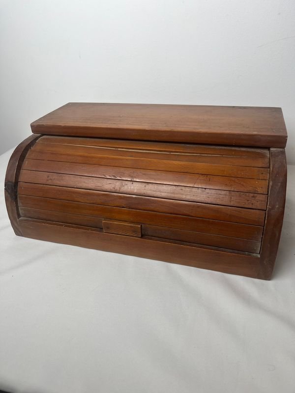 Lote anterior: Caja de madera antigua con accesorios