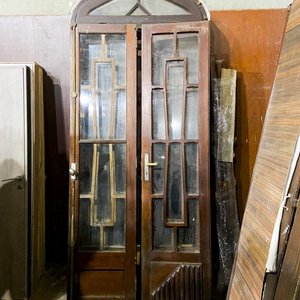 Dos Portadas de Madera y Vidrio con Detalle Arquitectónico - imagen 1