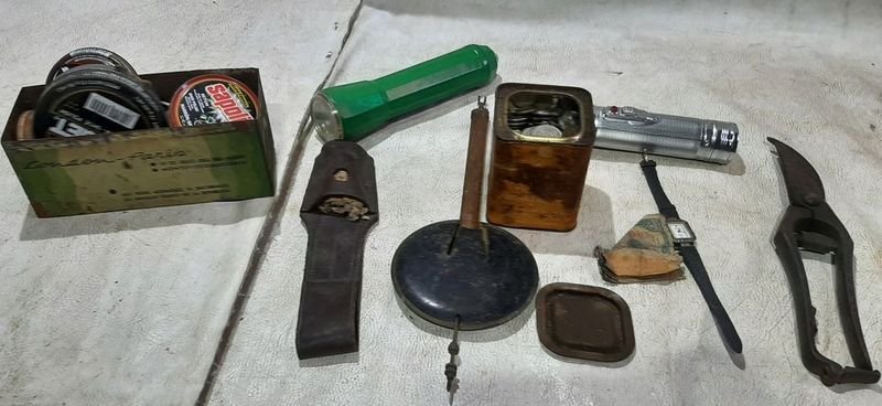 Caja con herramientas y monedas vintage - imagen 2