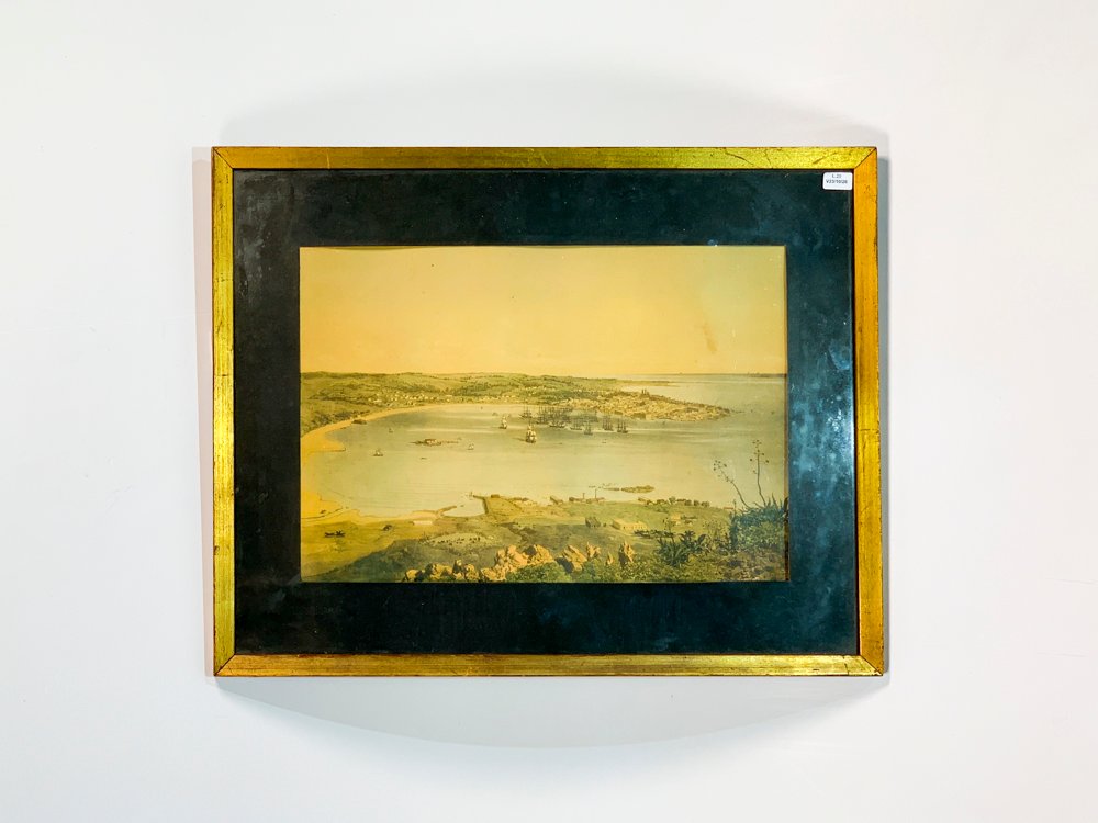 Lámina Antigua: Paisaje de Montevideo con Bahía y Barcos