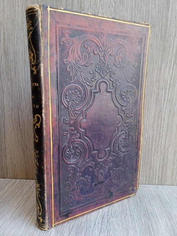 Libro antiguo con letra dorada y encuadernación