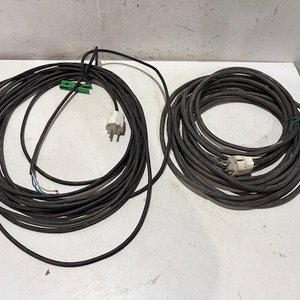 Lote anterior: Dos alargues eléctricos de varios metros