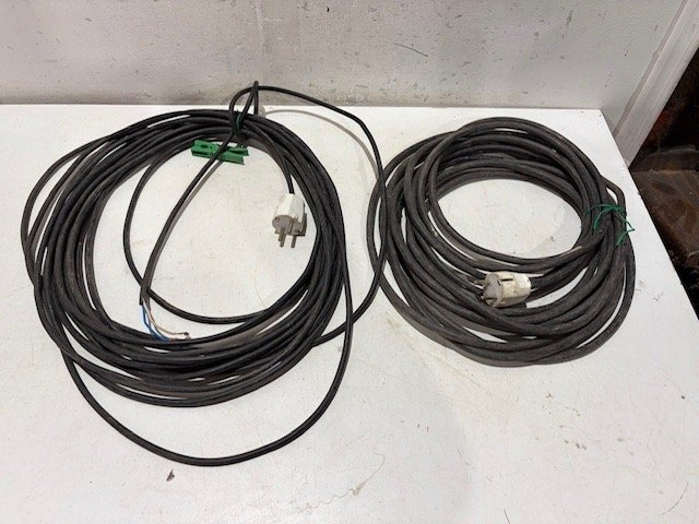 Dos alargues eléctricos de varios metros