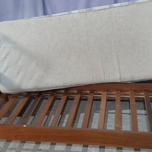 Cama de 1 Plaza Desarmable de Madera con Colchón Rayado - imagen 2