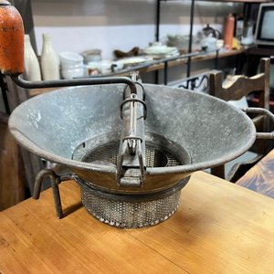 Molinillo de Legumbres Antiguo de Metal con Manivela y Empuñadura de Madera - imagen 1