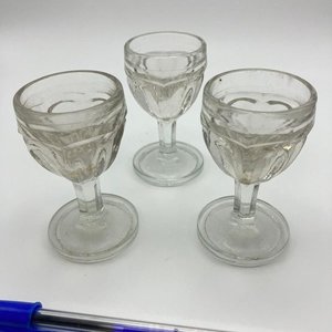 Lote de Tres Copitas de Licor Antiguas de Vidrio Prensado - imagen 2