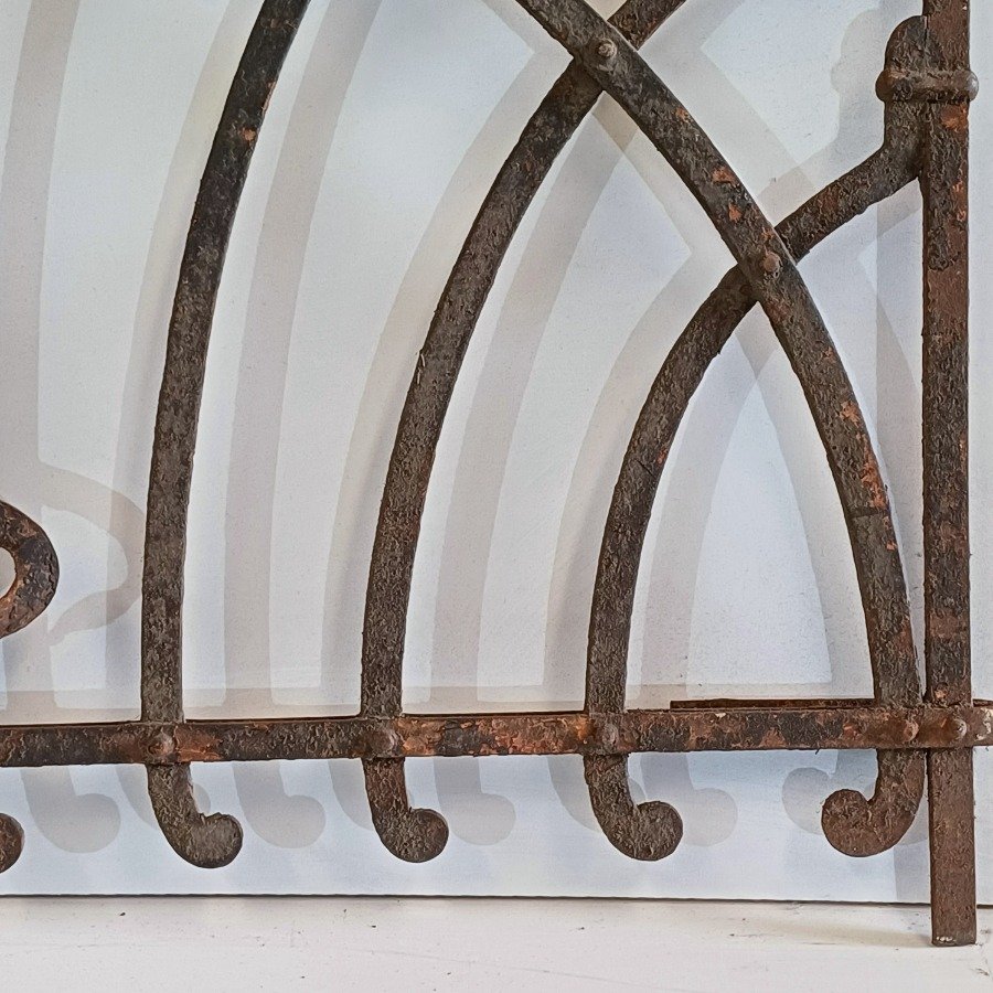 Puerta antigua de hierro con diseño curvo - imagen 8