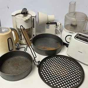 Lote siguiente: Lote de Electrodomésticos: Cafetera, Jarra Eléctrica, Tostadora Philips, Picadora Nappo y 2 Torteras