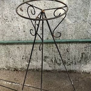 Lote siguiente: Pedestal de Hierro Forjado con Detalles Ornamentales