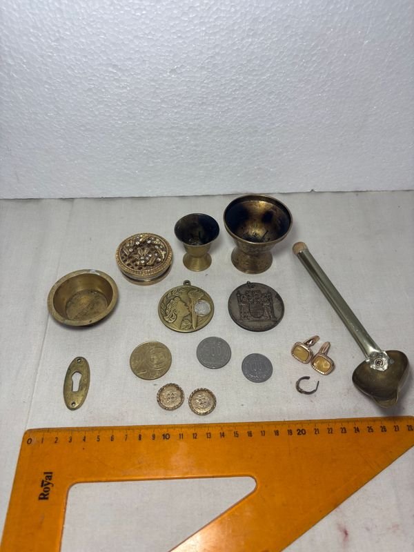 Lote de Piezas y Accesorios de Bronce y Latón: Monedas, Medallas y Más