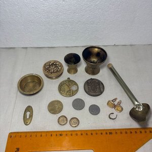 Lote siguiente: Lote de Piezas y Accesorios de Bronce y Latón: Monedas, Medallas y Más