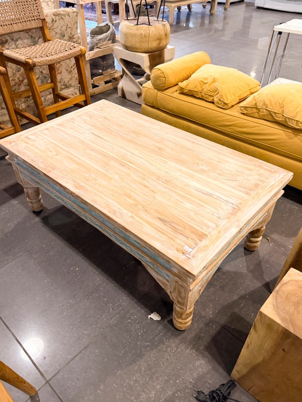 Mesa de centro de madera rústica con detalles pintados