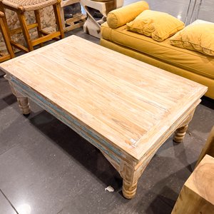 Lote siguiente: Mesa de centro de madera rústica con detalles pintados