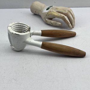 Rompe nueces cónico de aluminio esmaltado blanco con mangos de madera - imagen 2