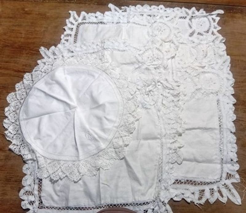Servilletas bordadas y carpeta con monograma - imagen 4