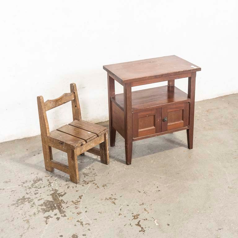 Lote anterior: Mesa de luz y silla de niño para decorar el hogar
