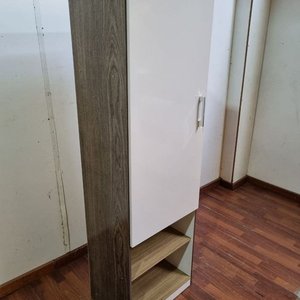 Mueble Blanco y Marrón con Puerta y Estantes Abiertos - imagen 3