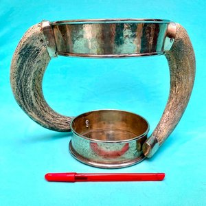 Adorno atesanal decorativo portabotellas de vino realizada en alpaca bañada en plata con asas en astas de chivo u otro. - imagen 3