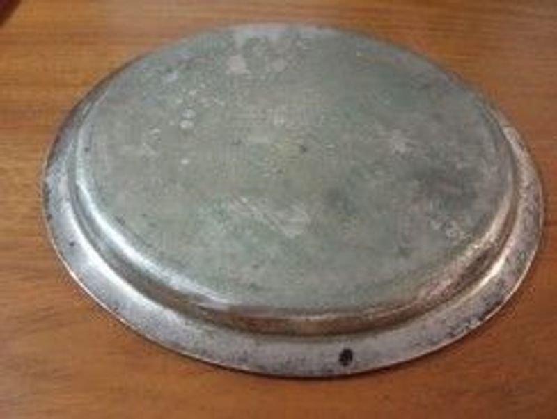 Lote de cuchillos y bandeja de metal blanco - imagen 5