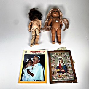 Lote siguiente: Libro "Karol Wojtyla Su Vida y Su Obra", Cuadro Religioso y Dos Muñecas de Pasta