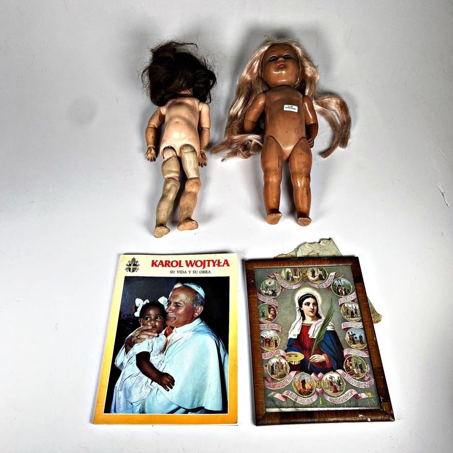 Libro "Karol Wojtyla Su Vida y Su Obra", Cuadro Religioso y Dos Muñecas de Pasta